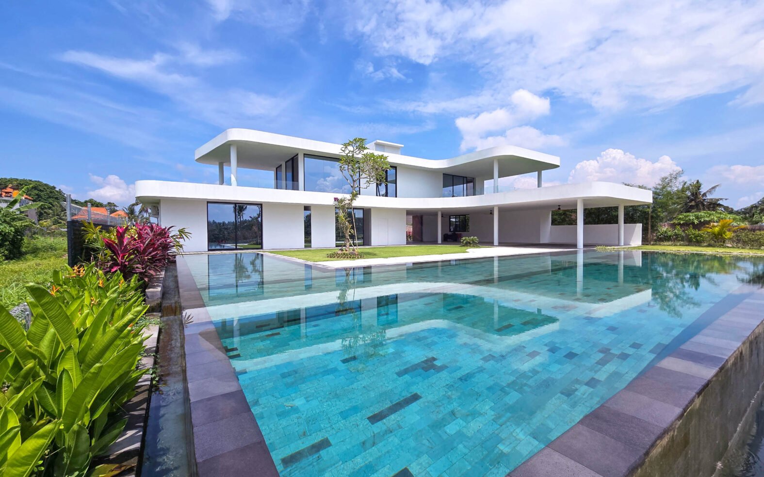 Luxurious Contemporary villa with Infinity Pool