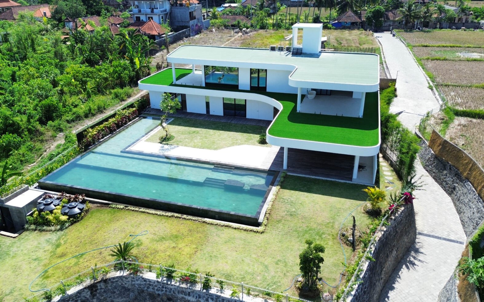 Luxurious Contemporary villa with Infinity Pool