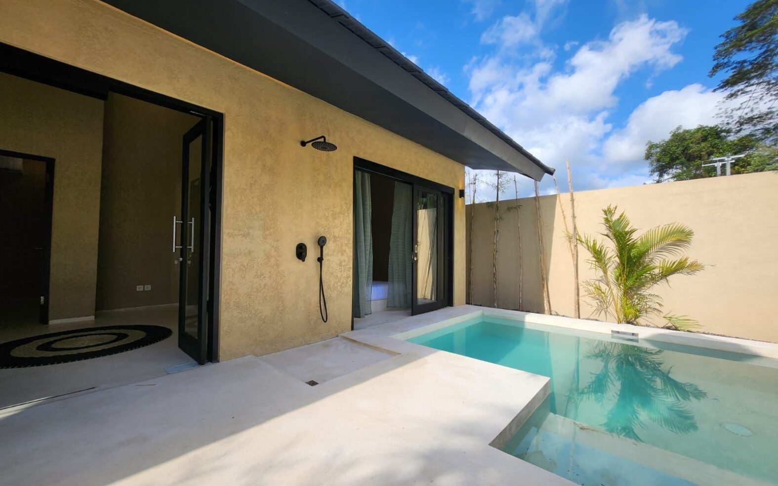 Enclosed living with tropical vibes in Lodtunduh