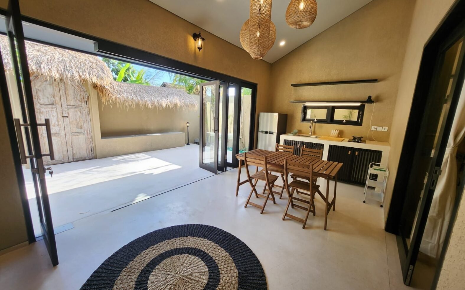 Enclosed living with tropical vibes in Lodtunduh