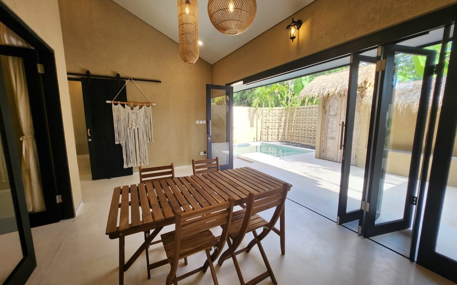 Enclosed living with tropical vibes in Lodtunduh