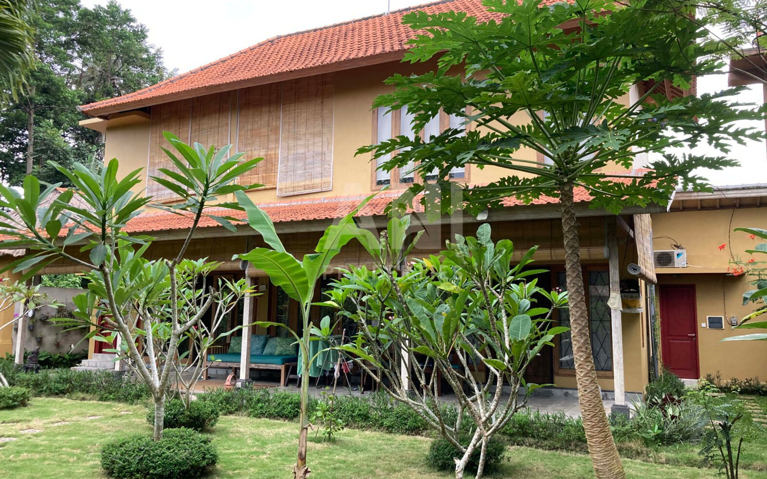 Flexible Dual-Residence Villa with Separate Apartments