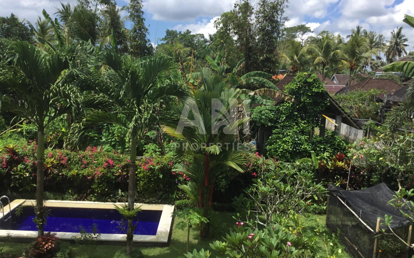 Flexible Dual-Residence Villa with Separate Apartments