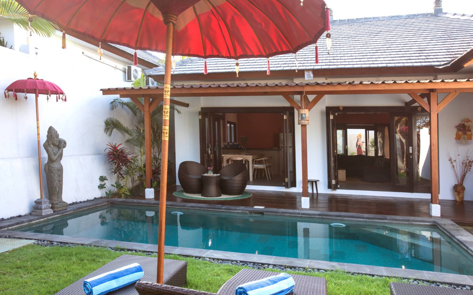 Tropical 3-Bedroom Villa with Private Pool in Peliatan