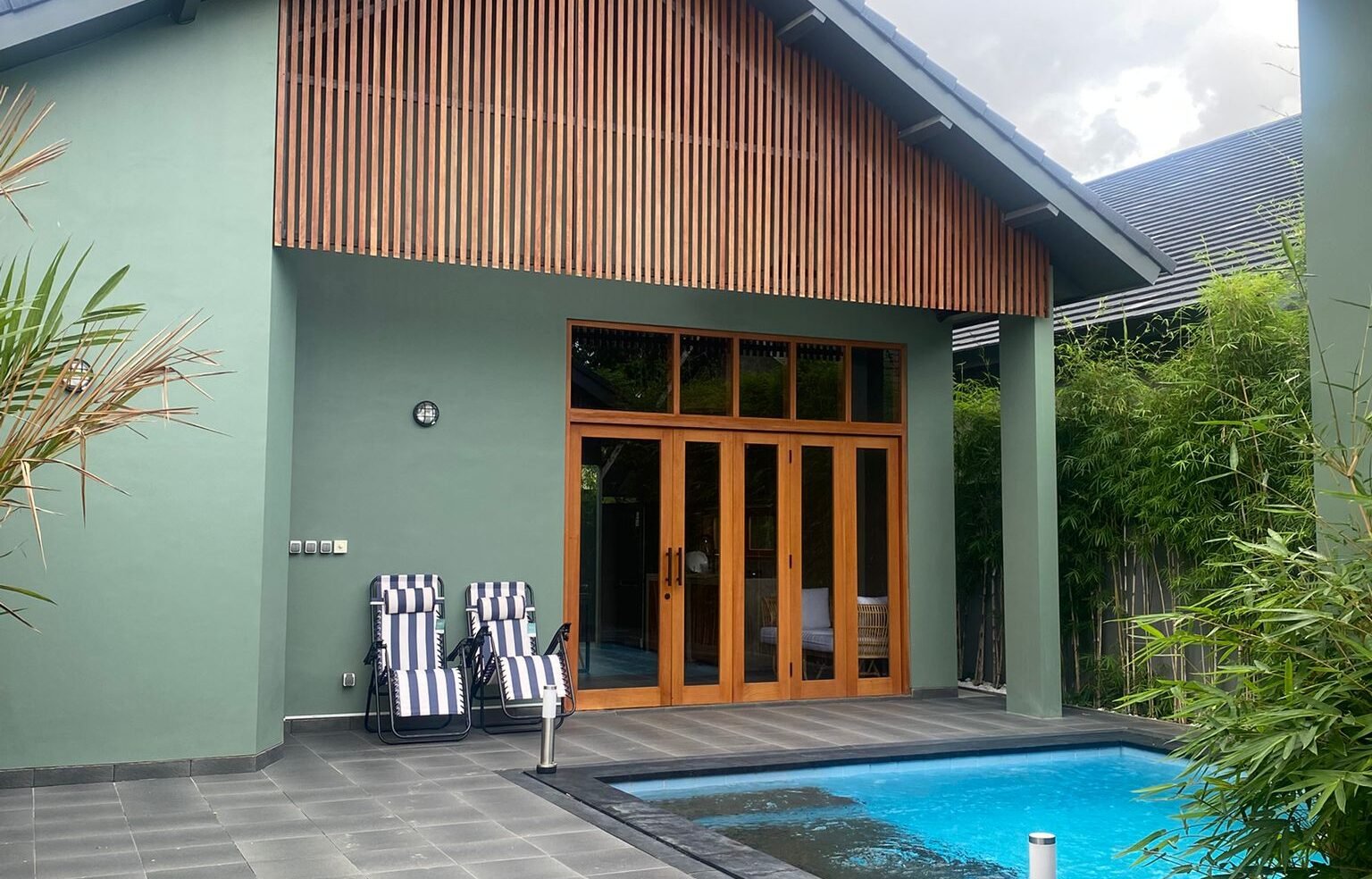 A Peaceful Modern Oasis on a quiet street in Lodtunduh